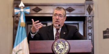 Presidente de Guatemala  atribuye aumento de precios de combustibles a la especulación