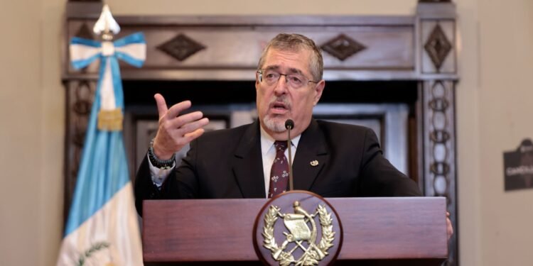 Presidente de Guatemala  atribuye aumento de precios de combustibles a la especulación