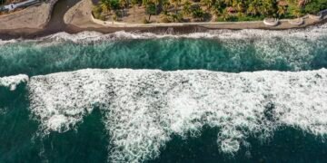 Oleaje alto y mar de fondo en Centroamérica generan advertencias y llamados a precaución en costas del Pacífico