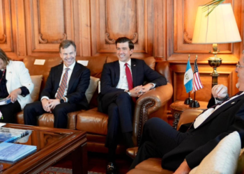 Presidente de Guatemala y subsecretario de EE UU abordan comercio agrícola y cooperación bilateral