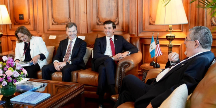 Presidente de Guatemala y subsecretario de EE UU abordan comercio agrícola y cooperación bilateral