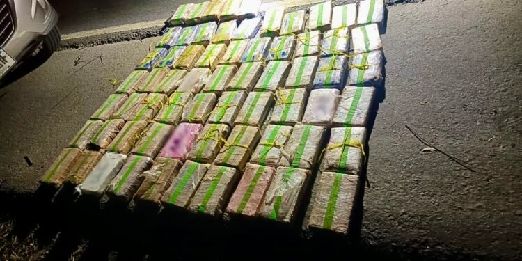 Decomiso de cocaína en Guatemala deja dos capturados y armas incautadas en operativo de la PNC en Izabal