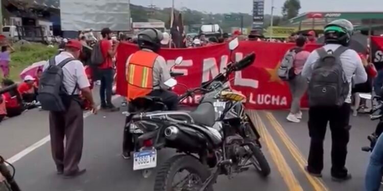 Múltiples bloqueos en Guatemala afectan rutas clave y empresarios advierten millonarias pérdidas