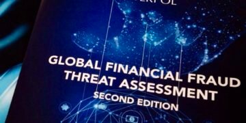 Informe de la Interpol advierte que el fraude financiero ya opera junto a redes de trata de personas y cibercrimen