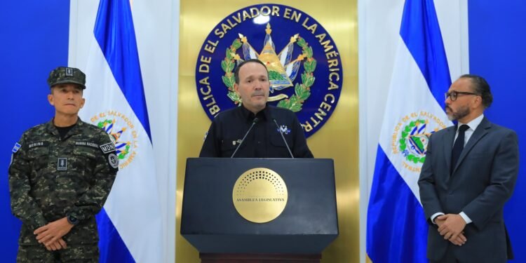 Ministro de Seguridad de El Salvador les dice “váyanse al carajo” a las ONG que critican al gobierno por derechos humanos