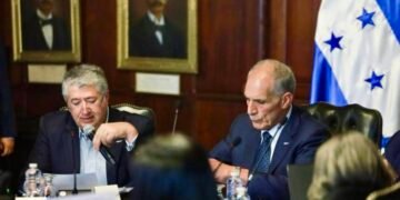 Presidente de Honduras asegura que se dotarán medicamentos tras firma de convenio de salud