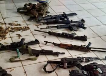 Autoridades califican como importante golpe al crimen organizado la incautación de arsenal y arrestos en Guatemala