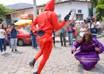 El Salvador revive la tradición de los Talcigüines con ritual de fe y penitencia 