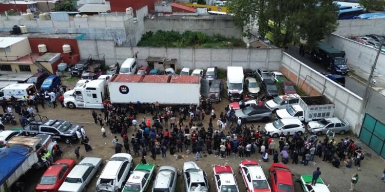 Más de 200 migrantes, incluidos menores y en su mayoría centroamericanos, son rescatados de un tráiler en México