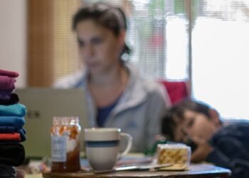 Mujeres en Costa Rica trabajan hasta 53 horas semanales como amas de casa sin recibir salario, revela estudio