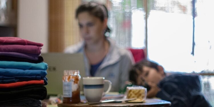 Mujeres en Costa Rica trabajan hasta 53 horas semanales como amas de casa sin recibir salario, revela estudio