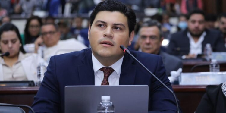 Cuestionado consejero electoral hondureño denuncia amenazas mientras se cierne sobre él un posible juicio político