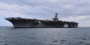 Llega el portaviones Nimitz a Panamá y jefe del Comando Sur advierte de influencia de China, Rusia e Irán
