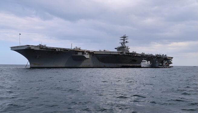 Llega el portaviones Nimitz a Panamá y jefe del Comando Sur advierte de influencia de China, Rusia e Irán