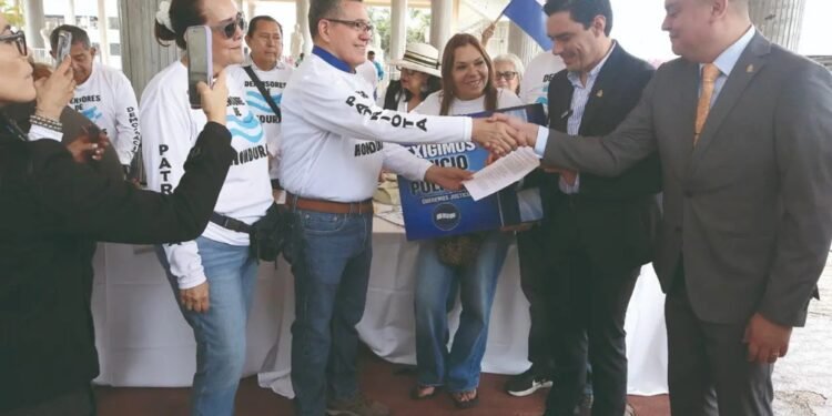 Impulsan recolección de firmas para juicio político contra al menos cuatro altos funcionarios en Honduras