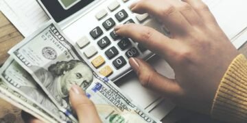 Menos migrantes en EE UU y un posible impuesto a remesas ponen en riesgo hasta el 26% del PIB en Centroamérica