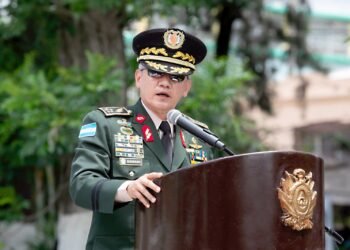 Honduras investiga a exjefe militar por presuntas amenazas contra periodistas y ordena análisis de videos difundidos en redes