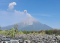 Volcanes Fuego y Santiaguito mantienen explosiones y columnas de ceniza en Guatemala