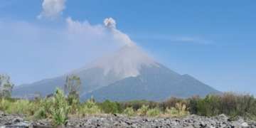 Volcanes Fuego y Santiaguito mantienen explosiones y columnas de ceniza en Guatemala