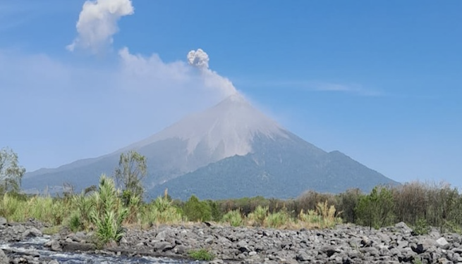 Volcanes Fuego y Santiaguito mantienen explosiones y columnas de ceniza en Guatemala