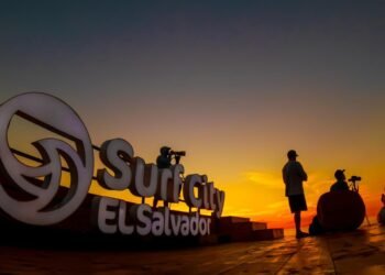 Guatemaltecos y estadounidenses dominan el flujo turístico de extranjeros en El Salvador