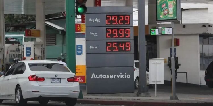 Guatemala propone subsidios de más de $1 por galón de combustible para frenar el impacto de la crisis global