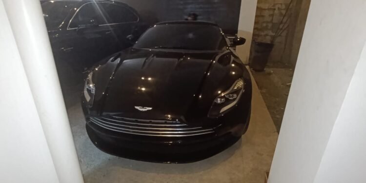 Guatemala embarga autos de lujo y armas por millonario desfalco en banco estatal