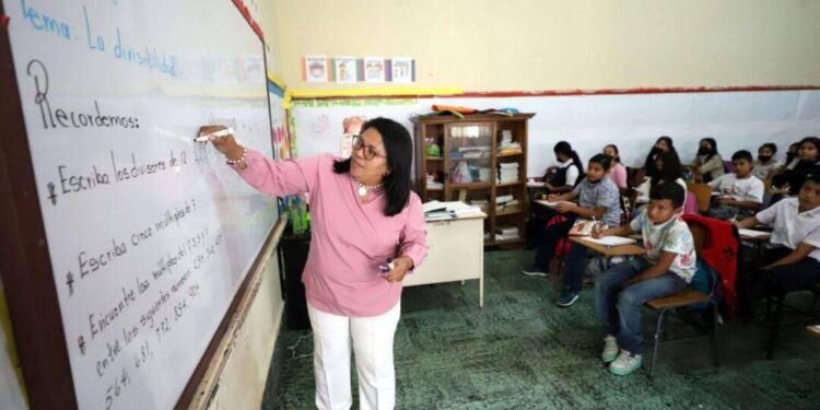 Gobierno de Honduras analiza posibilidad de aumentar el salario docente