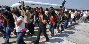 Honduras destinó $3.7 millones para bonos de migrantes deportados durante el último año