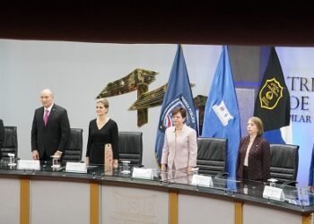 Laura Fernández recibe credenciales como presidenta electa de Costa Rica y promete combate al crimen organizado