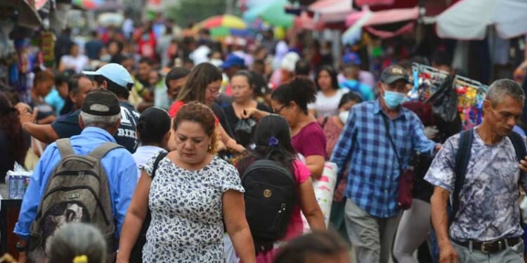 El Salvador reduce pobreza a 22.5 % y logra su nivel más bajo en una década