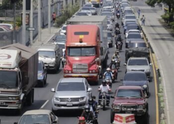 Transportistas guatemaltecos marcharán el lunes contra alza de precios de los combustibles y uso obligatorio de mezcla con etanol