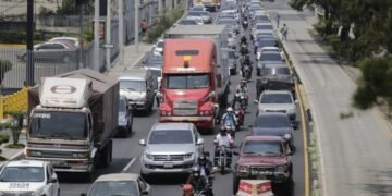 Transportistas guatemaltecos marcharán el lunes contra alza de precios de los combustibles y uso obligatorio de mezcla con etanol