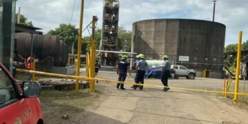 Gobierno panameño evaluará demoler tanques de hidrocarburos ubicados debajo del puente de Las Américas