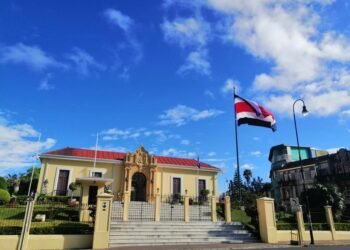 Varias embajadas costarricenses están sin representación antes del inminente cambio de gobierno