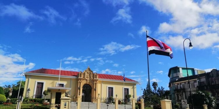 Varias embajadas costarricenses están sin representación antes del inminente cambio de gobierno