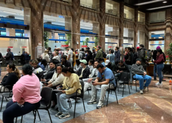 Colapso de solicitudes en España en primer día de regularización masiva de inmigrantes