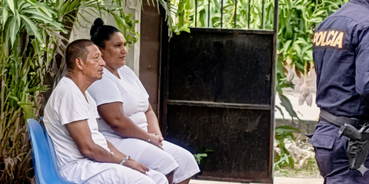 Liberan a predicador hondureño en El Salvador tras acuerdo judicial y prohibición de ingreso al país por tres años