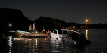 Hundimiento de ferry en Guatemala deja vehículos bajo el agua en popular zona veraniega