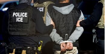 Guatemalteco con orden de expulsión es deportado por ICE tras admitir incendio que provocó en EE UU