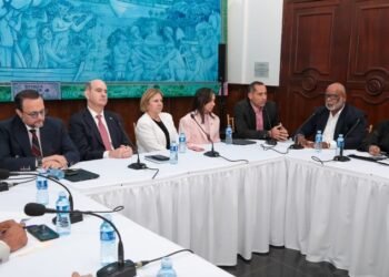 Gobierno de Panamá y transportistas acuerdan mecanismo para estabilizar precios del combustible y evitar alza del pasaje