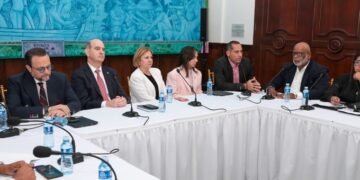 Gobierno de Panamá y transportistas acuerdan mecanismo para estabilizar precios del combustible y evitar alza del pasaje