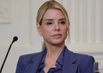 Donald Trump destituye a la fiscal general Pam Bondi y nombra interino a Todd Blanche