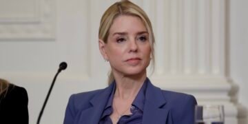 Donald Trump destituye a la fiscal general Pam Bondi y nombra interino a Todd Blanche