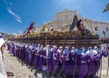 Centroamericanos viven el Viernes Santo entre fe, solemnidad y tradición