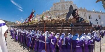Centroamericanos viven el Viernes Santo entre fe, solemnidad y tradición