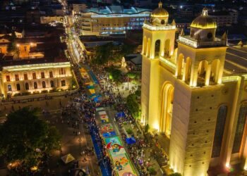 Alfombra de sal más grande de Centroamérica en San Salvador marca la procesión del Santo Entierro