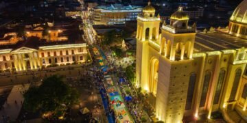 Alfombra de sal más grande de Centroamérica en San Salvador marca la procesión del Santo Entierro