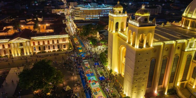 Alfombra de sal más grande de Centroamérica en San Salvador marca la procesión del Santo Entierro