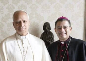 Obispo nicaragüense encarcelado y luego desterrado participa junto al Papa en el rito del Viernes Santo en el Vaticano